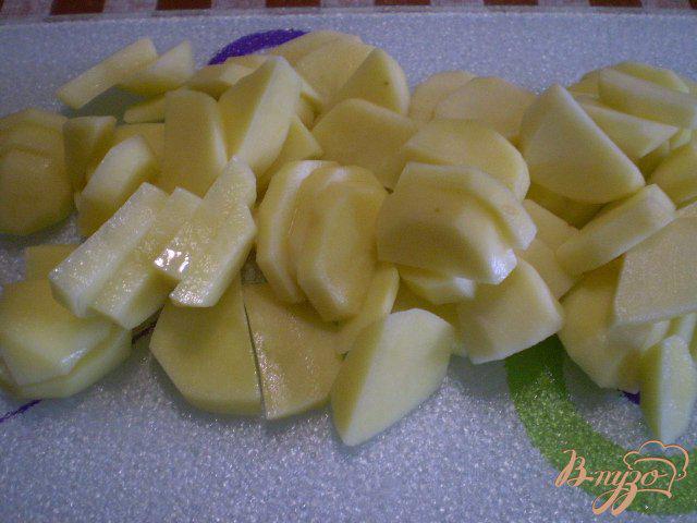 Фото приготовление рецепта: Картофель жаренный с луком в мультиварке шаг №2