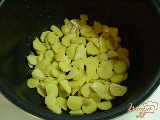 Фото приготовление рецепта: Картофель жаренный с луком в мультиварке шаг №4