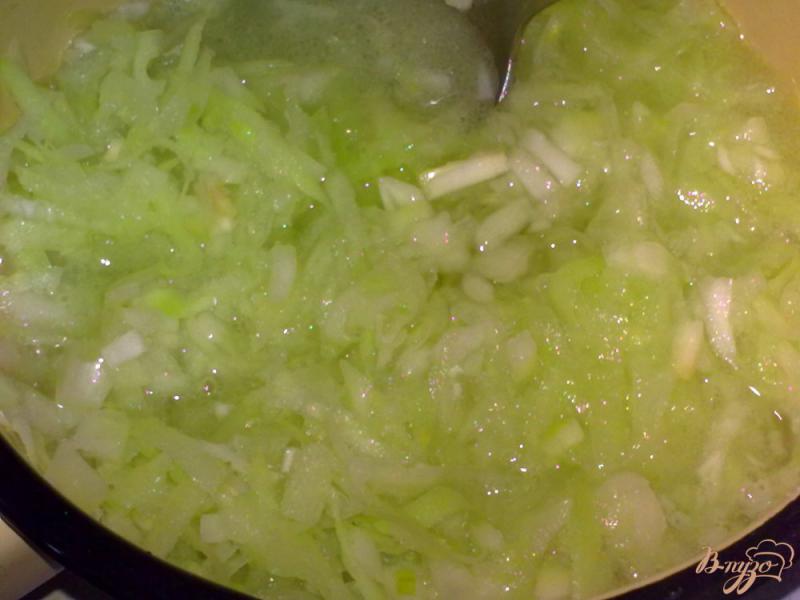 Фото приготовление рецепта: Салат из кольраби шаг №3