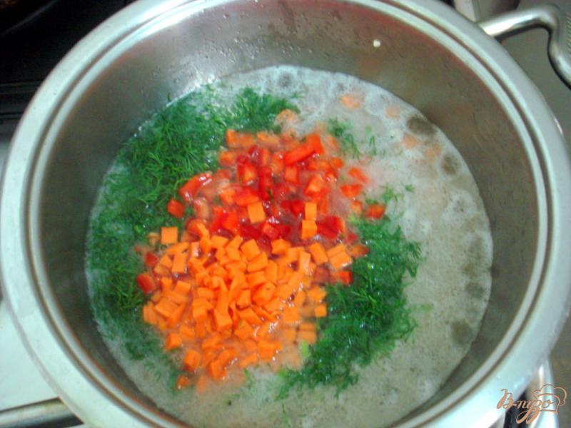 Фото приготовление рецепта: Рис с перцем, морковью и укропом шаг №7