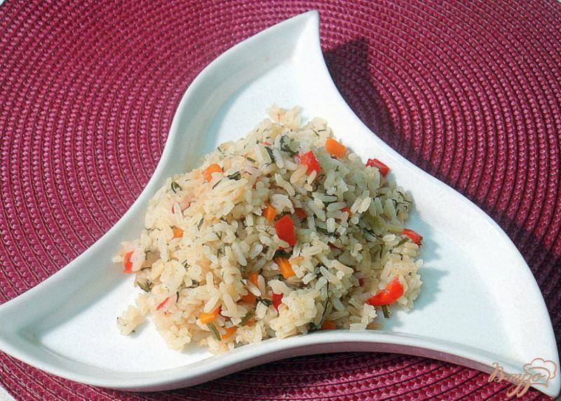Фото приготовление рецепта: Рис с перцем, морковью и укропом шаг №8