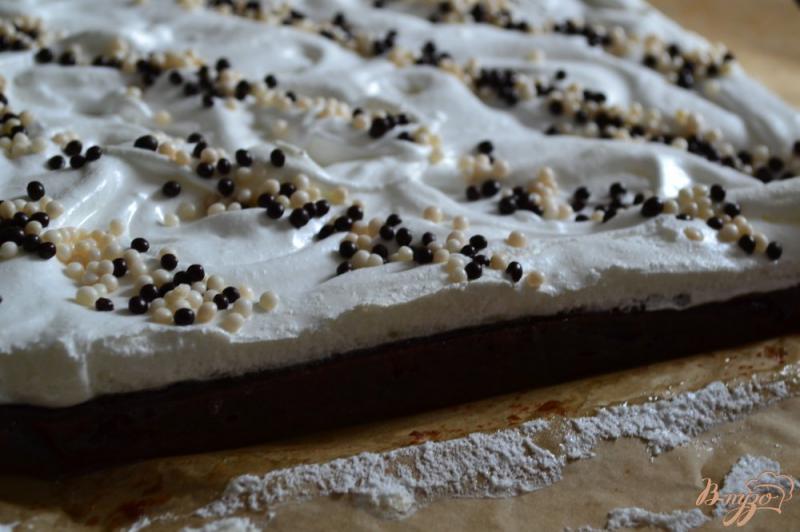 Фото приготовление рецепта: Кофейно-шоколадный пирог с меренгой шаг №6