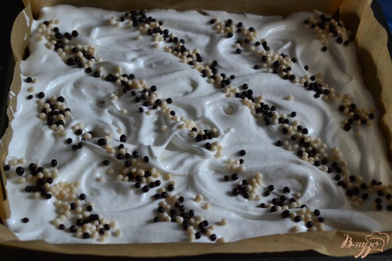 Фото приготовление рецепта: Кофейно-шоколадный пирог с меренгой шаг №5