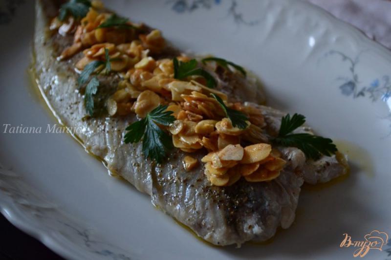 Фото приготовление рецепта: Рыба со сливочным маслом с миндалем шаг №4