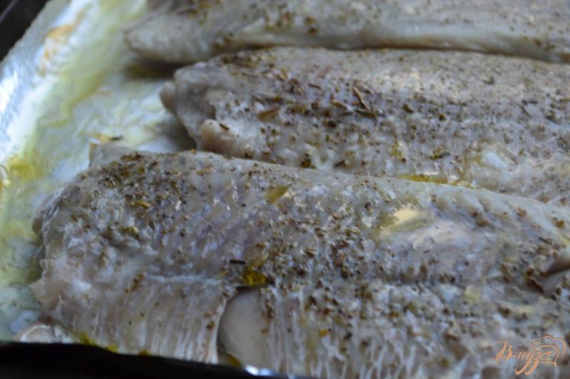 Фото приготовление рецепта: Рыба со сливочным маслом с миндалем шаг №2