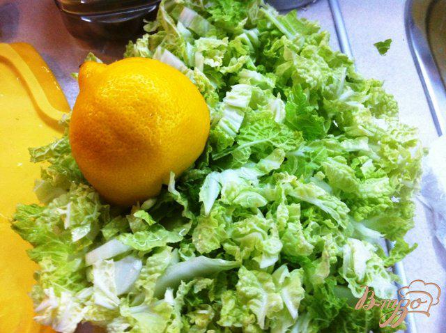 Фото приготовление рецепта: Салат мясной с пекинской капустой и овощами шаг №3