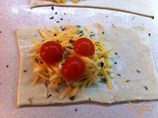 Фото приготовление рецепта: Слойки с сыром и помидорами черри шаг №5