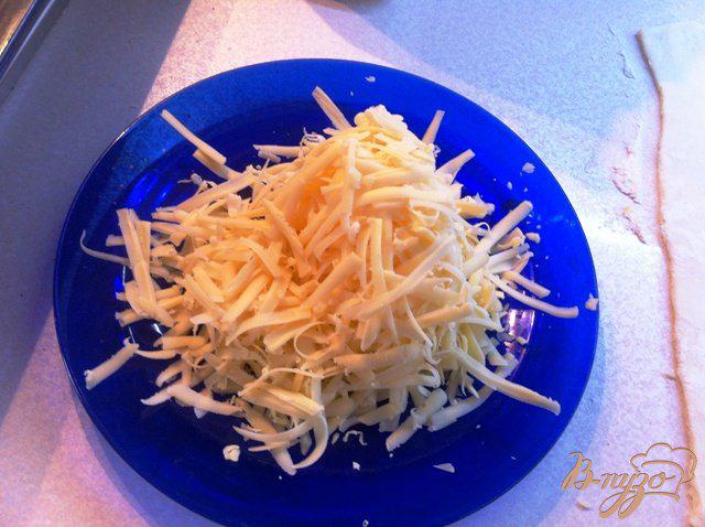 Фото приготовление рецепта: Слойки с сыром и помидорами черри шаг №2