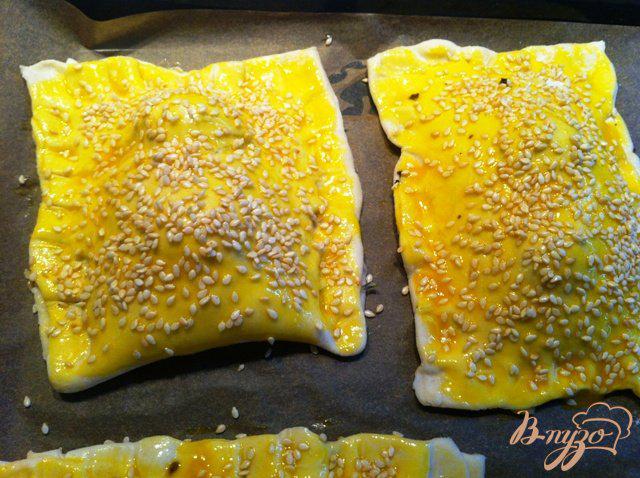 Фото приготовление рецепта: Слойки с сыром и помидорами черри шаг №7