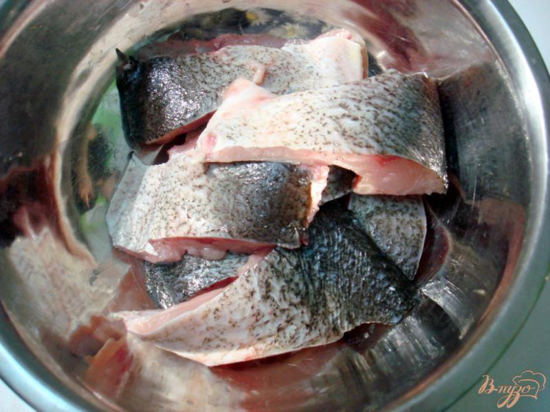 Фото приготовление рецепта: Рыба под свекольным маринадом шаг №6