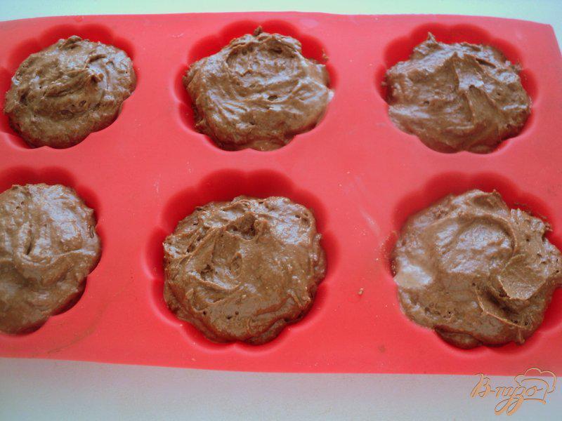 Фото приготовление рецепта: Шоколадные маффины с сюрпризом шаг №8