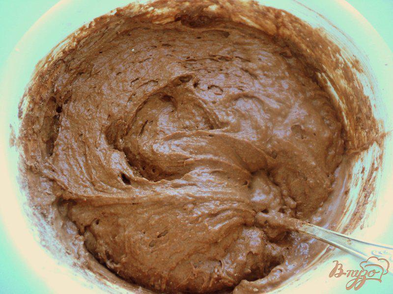 Фото приготовление рецепта: Шоколадные маффины с сюрпризом шаг №5