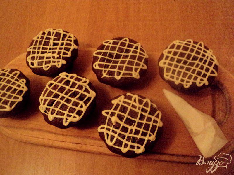 Фото приготовление рецепта: Шоколадные маффины с сюрпризом шаг №10