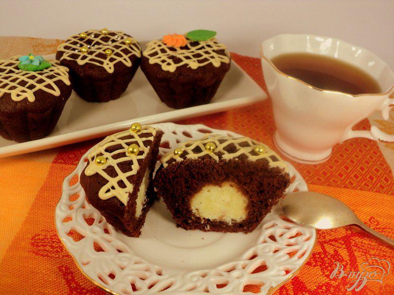 Фото приготовление рецепта: Шоколадные маффины с сюрпризом шаг №12