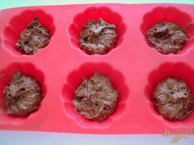 Фото приготовление рецепта: Шоколадные маффины с сюрпризом шаг №6