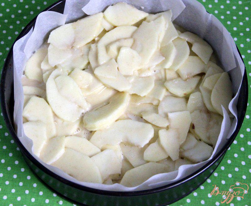 Фото приготовление рецепта: Яблочный пирог с  хрустящей корочкой шаг №6