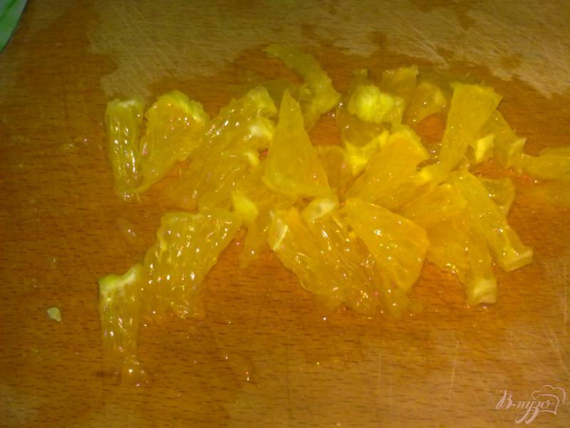 Фото приготовление рецепта: Салат с сельдереем и апельсином шаг №4