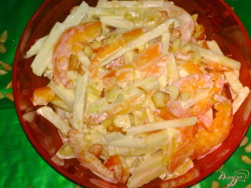 Фото приготовление рецепта: Салат с сельдереем и апельсином шаг №7