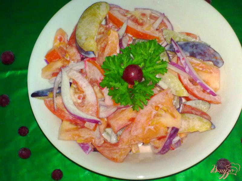 Фото приготовление рецепта: Салат из помидор со сливой шаг №6