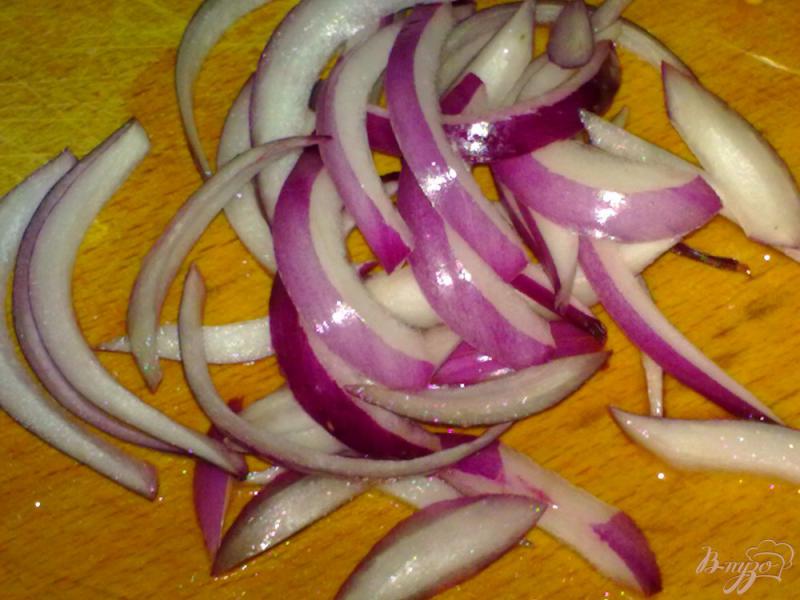 Фото приготовление рецепта: Салат из помидор со сливой шаг №2