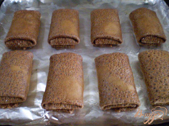 Фото приготовление рецепта: Шоколадные блинчики с начинкой запеченные в духовке шаг №9