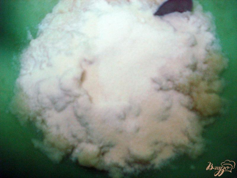 Фото приготовление рецепта: Закусочный пирог из капусты и грибов шаг №5