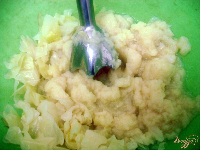 Фото приготовление рецепта: Закусочный пирог из капусты и грибов шаг №4