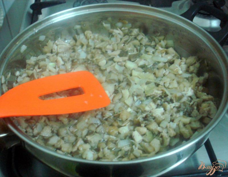 Фото приготовление рецепта: Закусочный пирог из капусты и грибов шаг №3