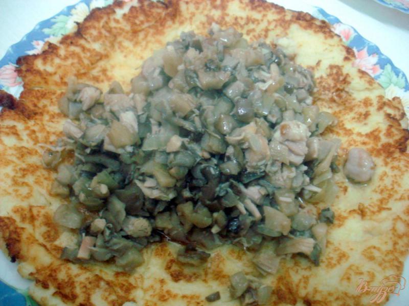 Фото приготовление рецепта: Закусочный пирог из капусты и грибов шаг №8