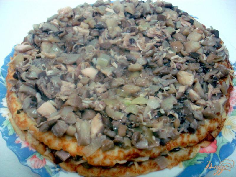 Фото приготовление рецепта: Закусочный пирог из капусты и грибов шаг №9