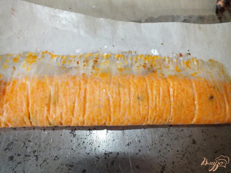 Фото приготовление рецепта: Морковный рулет с курагой шаг №6