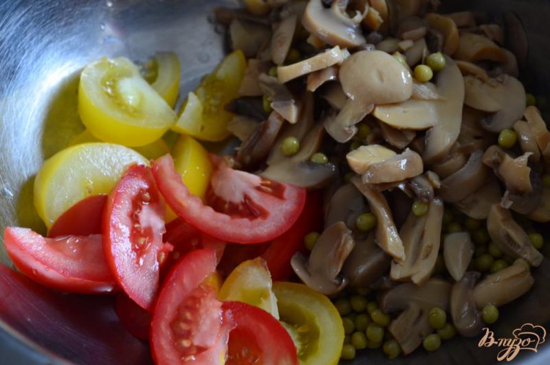 Фото приготовление рецепта: Овощной салат с чесночными чипсами шаг №2