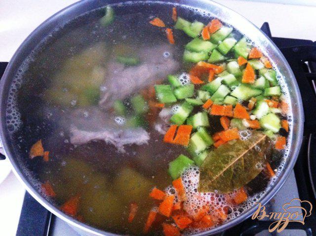 Фото приготовление рецепта: Суп из ребрышек с вермишелью шаг №4