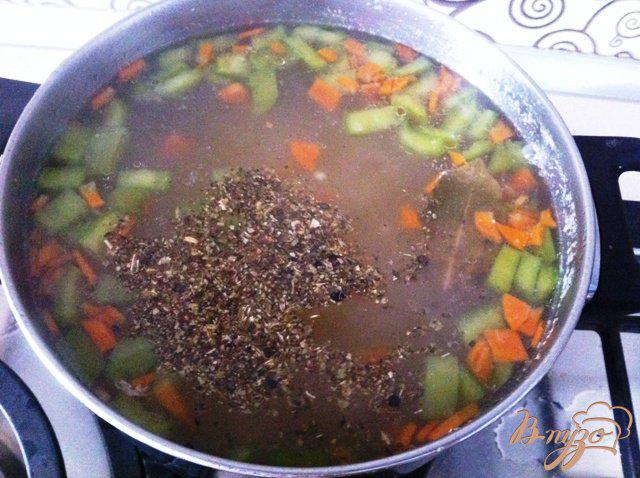 Фото приготовление рецепта: Суп из ребрышек с вермишелью шаг №5
