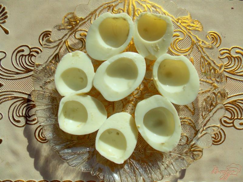 Фото приготовление рецепта: Фаршированные яйца с сыром шаг №2