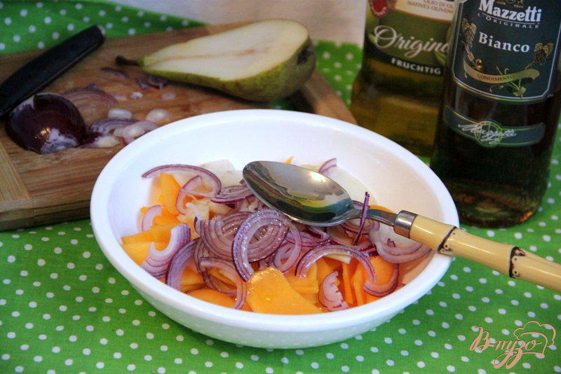 Фото приготовление рецепта: Тыквенно-грушевый салат с орехами шаг №4