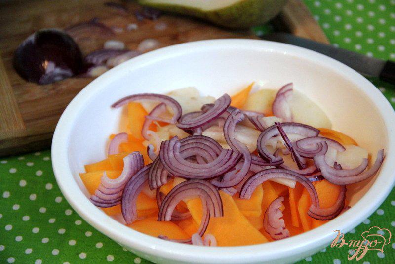 Фото приготовление рецепта: Тыквенно-грушевый салат с орехами шаг №3