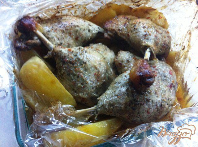 Фото приготовление рецепта: Утиные ножки в пикантном маринаде, запеченные с картофелем шаг №6
