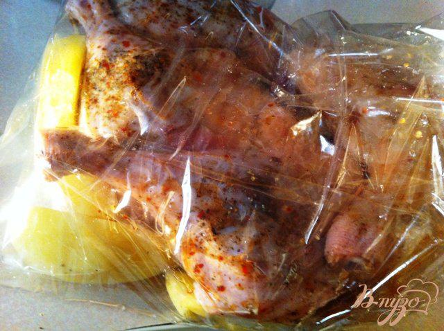 Фото приготовление рецепта: Утиные ножки в пикантном маринаде, запеченные с картофелем шаг №5