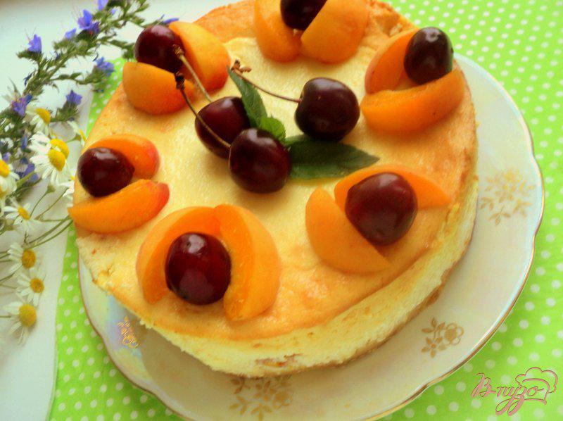 Фото приготовление рецепта: Творожник с абрикосами и вишней шаг №8