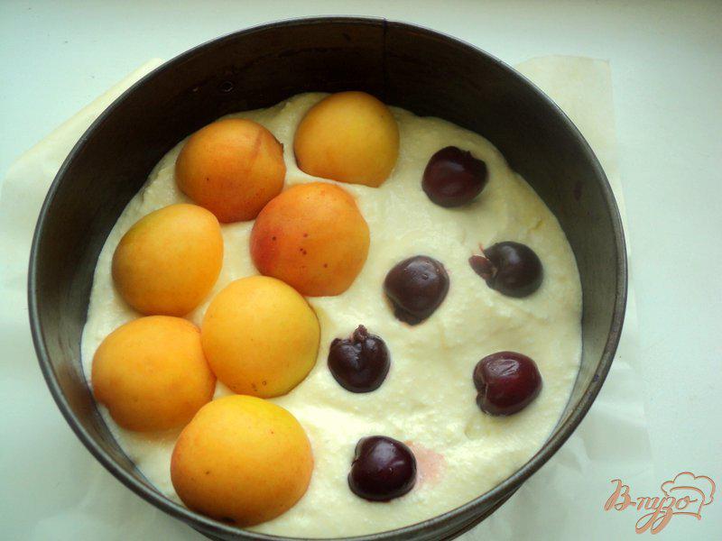 Фото приготовление рецепта: Творожник с абрикосами и вишней шаг №5
