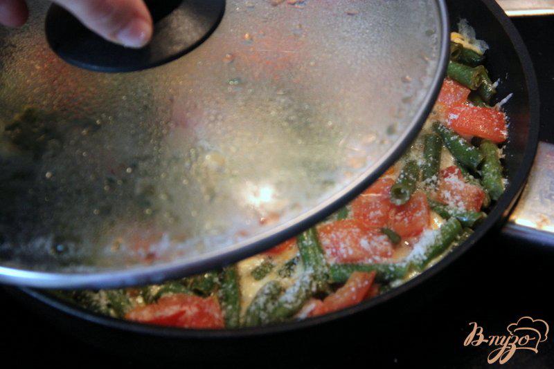Фото приготовление рецепта: Омлет с зелёной фасолью и томатами шаг №5