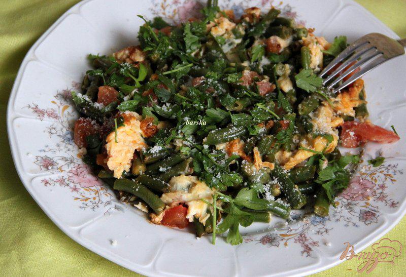 Фото приготовление рецепта: Омлет с зелёной фасолью и томатами шаг №6