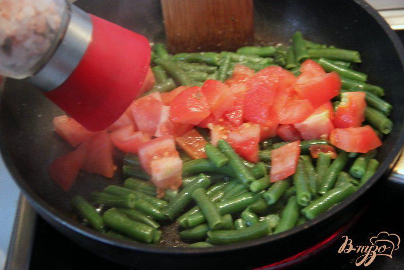 Фото приготовление рецепта: Омлет с зелёной фасолью и томатами шаг №2