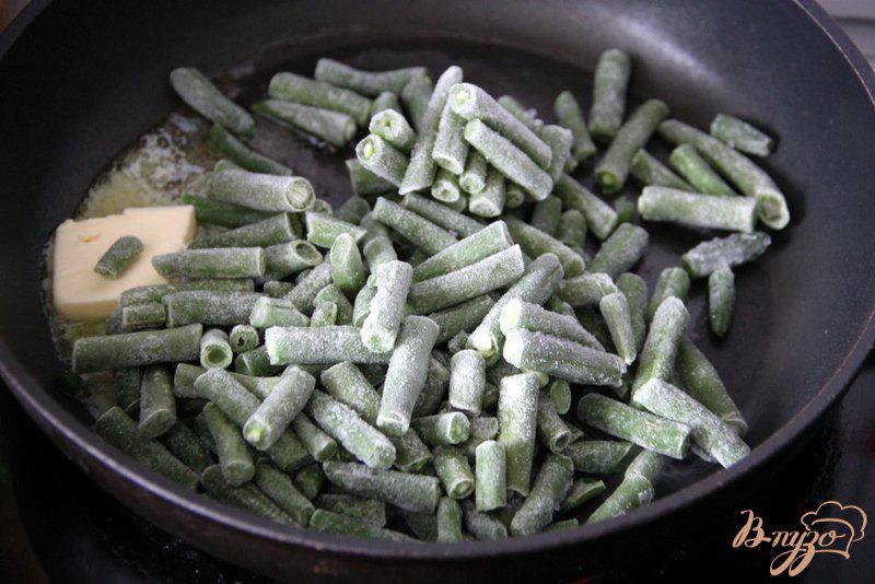 Фото приготовление рецепта: Омлет с зелёной фасолью и томатами шаг №1