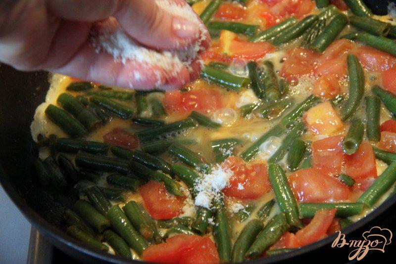 Фото приготовление рецепта: Омлет с зелёной фасолью и томатами шаг №4