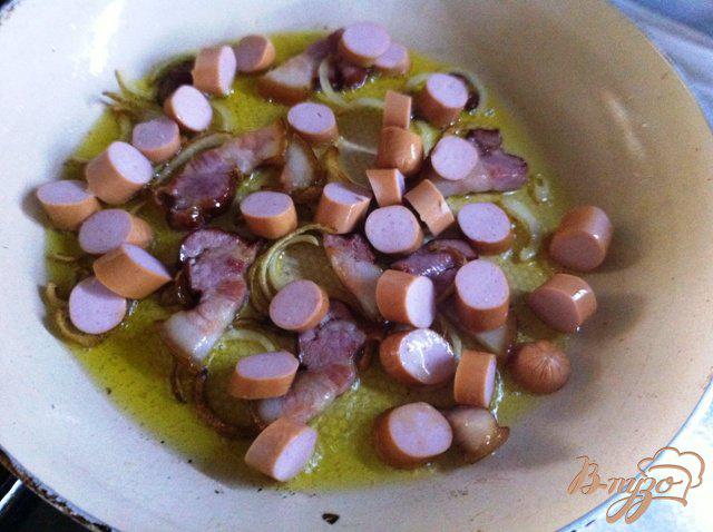 Фото приготовление рецепта: Яичница с грудинкой и сосисками шаг №4