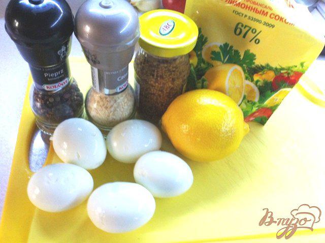 Фото приготовление рецепта: Яичный салат с лимонным соком и тимьяном шаг №1