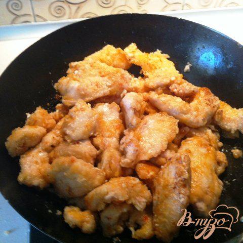 Фото приготовление рецепта: Фрикасе из куриного филе с лесными грибами шаг №8