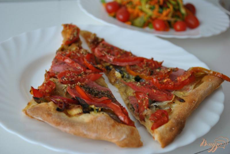 Фото приготовление рецепта: Овощная пицца с колбаской шаг №18